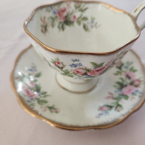 Royal Albert Other - Vtg Royal Albert bone china tea cup & saucer set made by Royal Albert in England